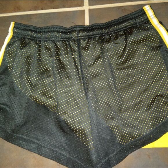 NIKE LIVESTRONG DRI-FIT Double layered shorts, 4-way stretchable outer layer - Picture 3 of 7